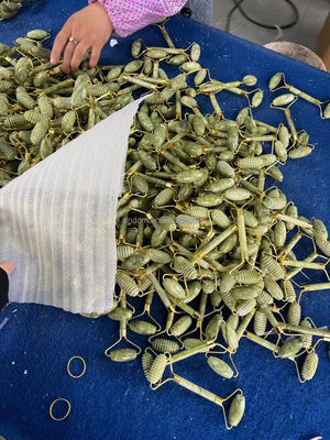 Podnoszenie twarzy Dwustronny Jade Roller Maszer do naturalnego piękna i podnoszenia twarzy